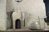 Naświetlacz oświetlający elewacje bazyliki w Limanowej