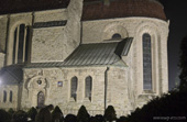 Naświetlacz oświetlający elewacje bazyliki w Limanowej