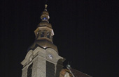 Reflektor dużej mocy oświetlający elewacje bazyliki w Limanowej